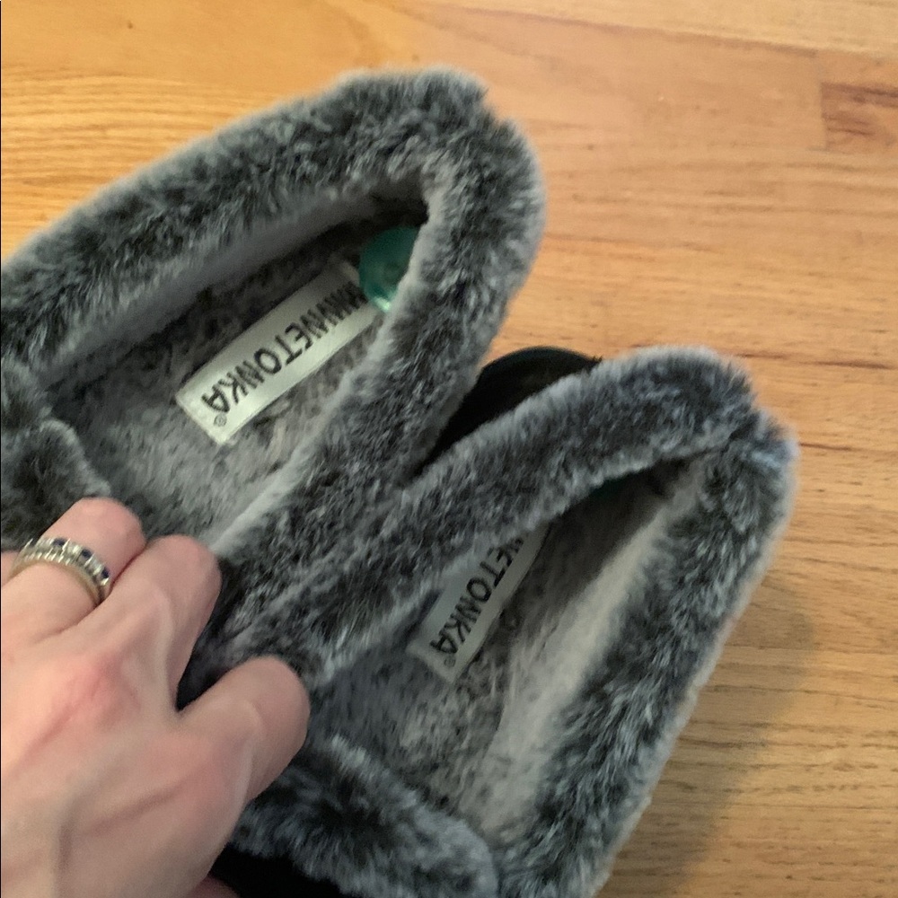Black suede Minnetonka moccasins w faux fur size 8 w rubber soles slippers - Picture 3 of 7